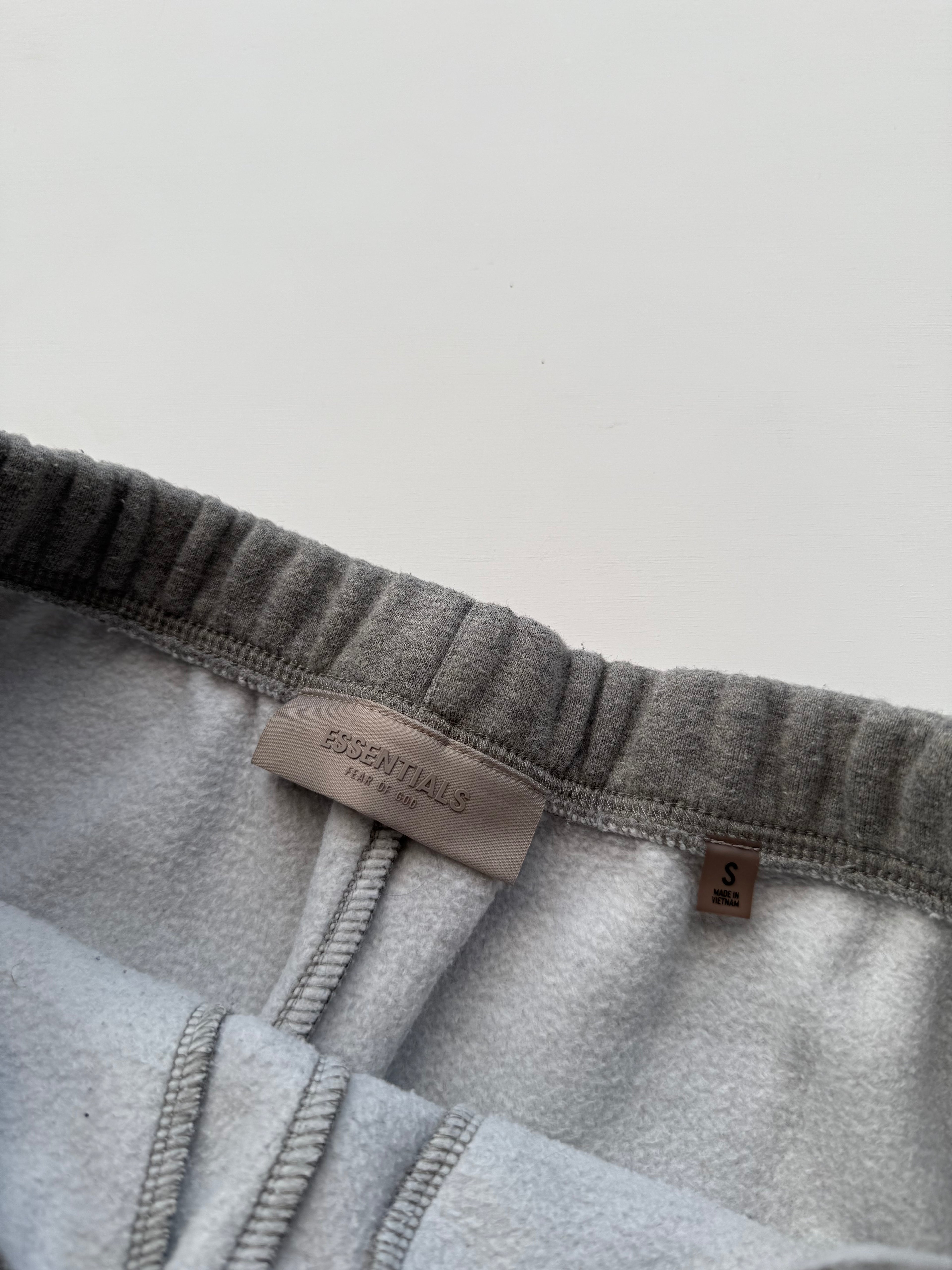 Fear Of God Essentials jogger dark oatmeal - Size S